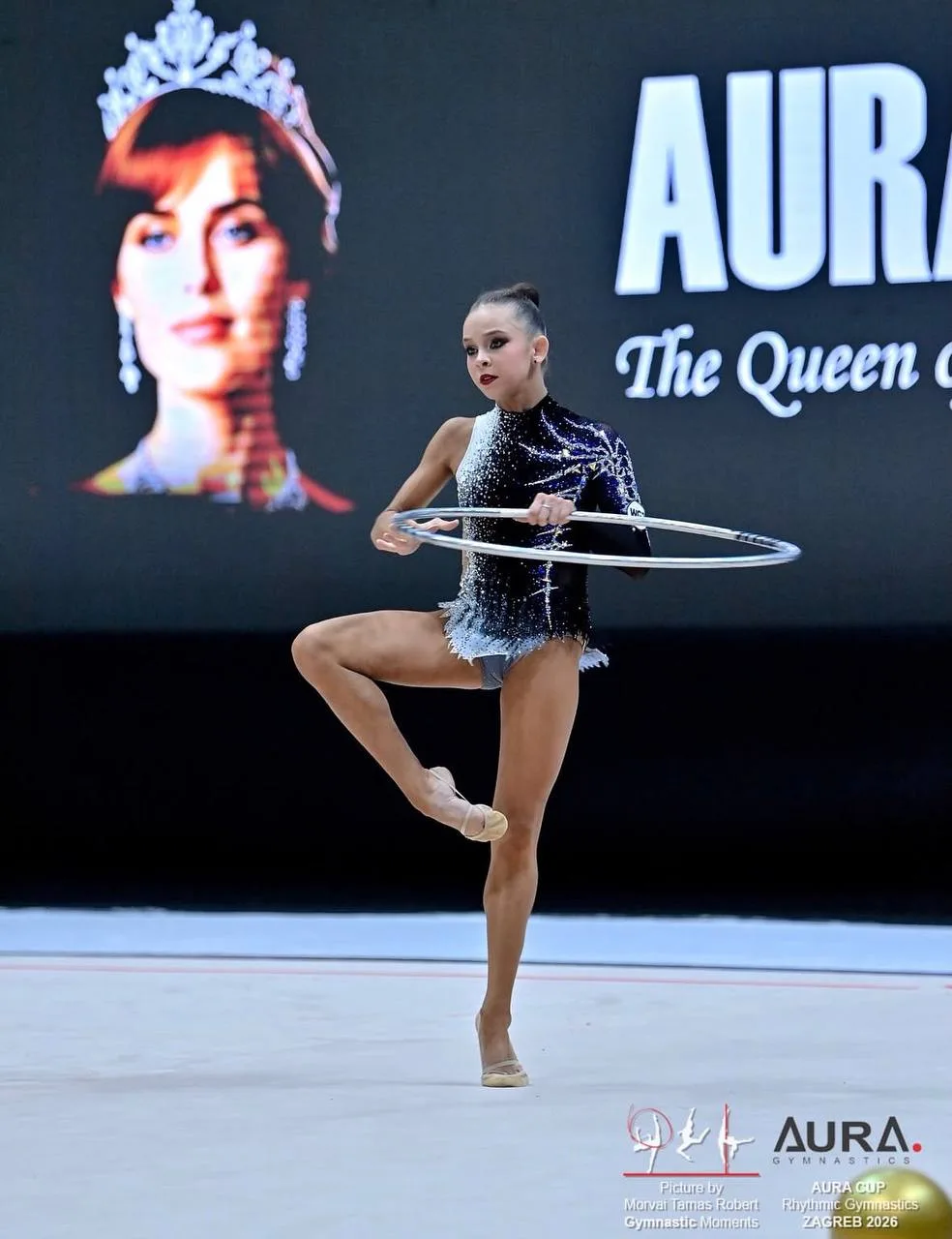 Гимнастка выполняет упражнение с обручем на международном турнире Aura Cup 2026